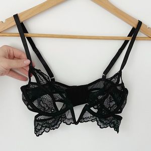 Stunning Scalloped Lace V-Wire Bra | 34B